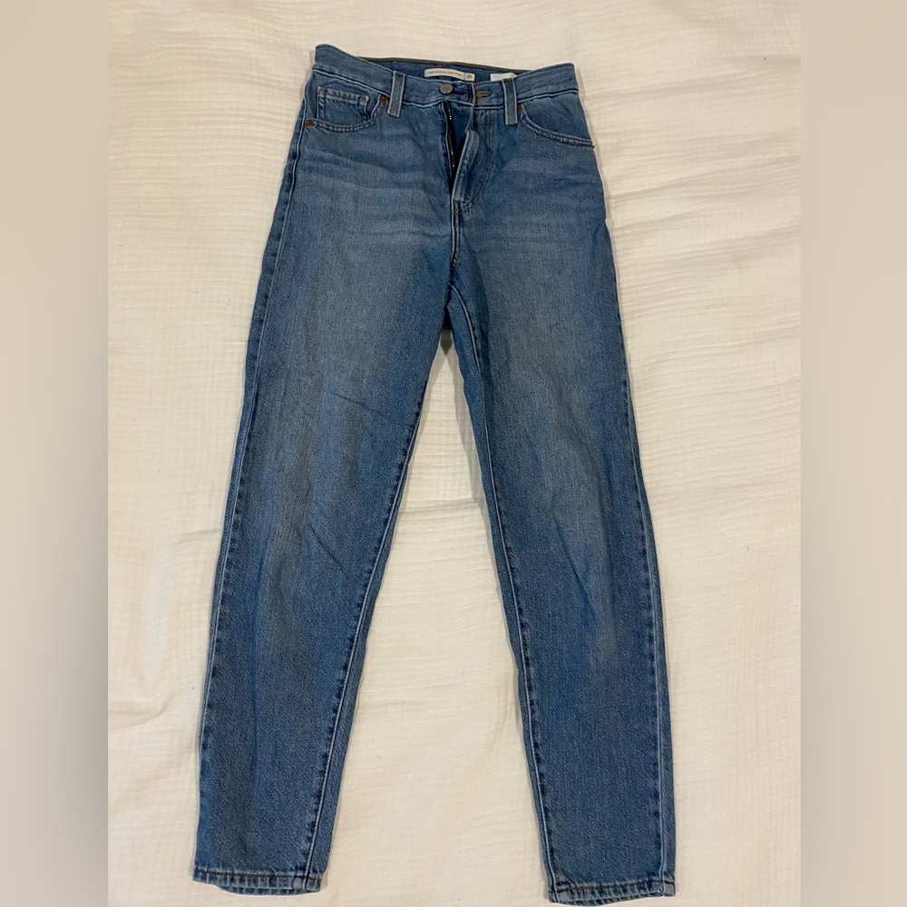 Levi’s High-Waisted Mom Jeans. Size 25